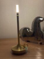 نمای نزدیک از آباژور رومیزی طلایی شارژی لوکس