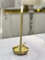 آباژور رومیزی طلایی شارژی در دکوراسیون اتاق خواب مدرن