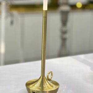 آباژور رومیزی طلایی شارژی در دکوراسیون اتاق خواب مدرن